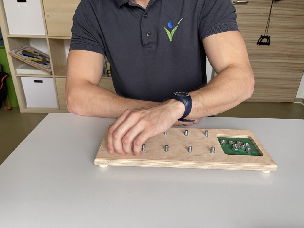 Arbeitstherapie Übung mit Schrauben